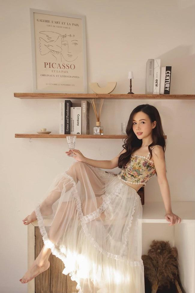 Nhiều ý kiến cho rằng, người đẹp đang “nghiện” khoe da thịt, họ bất ngờ vì hình ảnh đời thực không ngoan hiền giống trên màn ảnh.