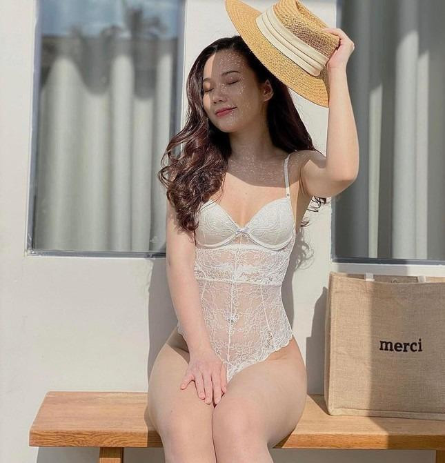 Bên cạnh công việc diễn viên, người đẹp còn là người mẫu nội y. Không khó để bắt gặp những hình ảnh nóng bỏng của Phạm Ngọc Anh trên trang cá nhân.