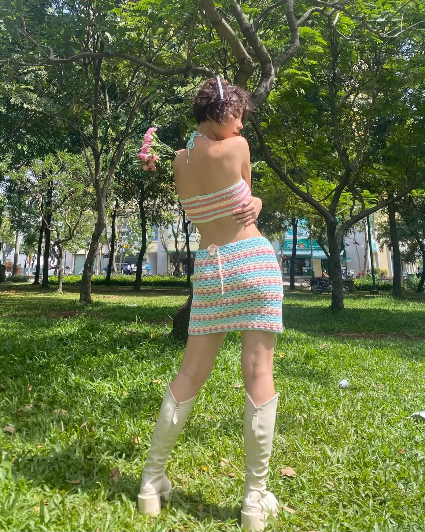 Hotgirl người Tày được biết đến với vai trò mẫu ảnh và diễn viên. Cô là cái tên đang được cư dân mạng chú ý trong thời gian gần đây khi tham gia chương trình hẹn hò Tỏ tình hoàn mỹ, đóng vai phụ trong Thương ngày nắng về.