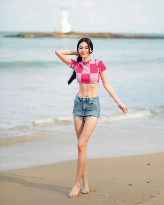 Vòng eo lộ rõ cơ bụng săn chắc của Mai Davika.