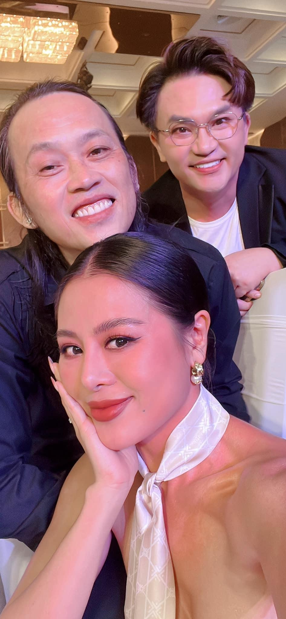 MC Đại Nghĩa vào góp vui cùng hai nghệ sĩ.