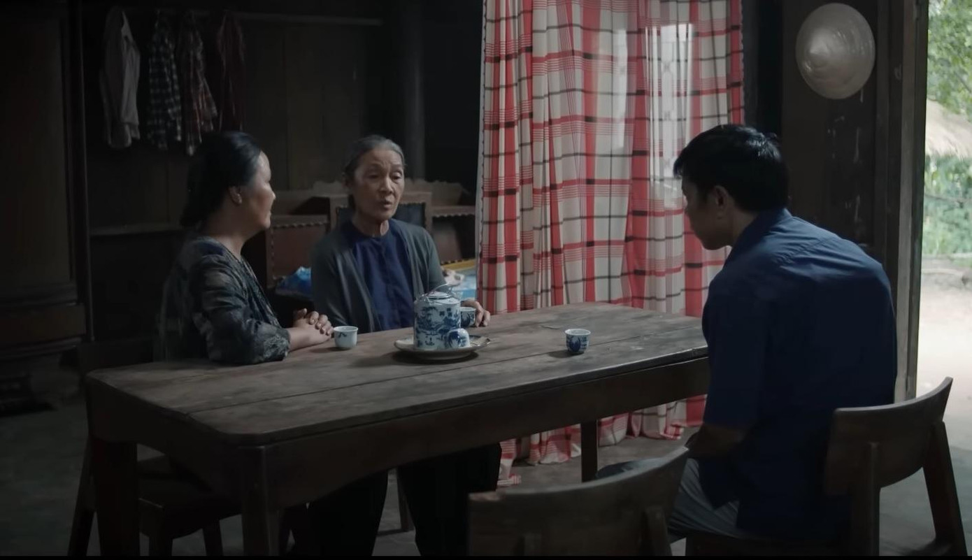 Bà Năm thay mặt cha mẹ Mô sang đặt vấn đề xin cưới Loan. Ảnh: CMH.