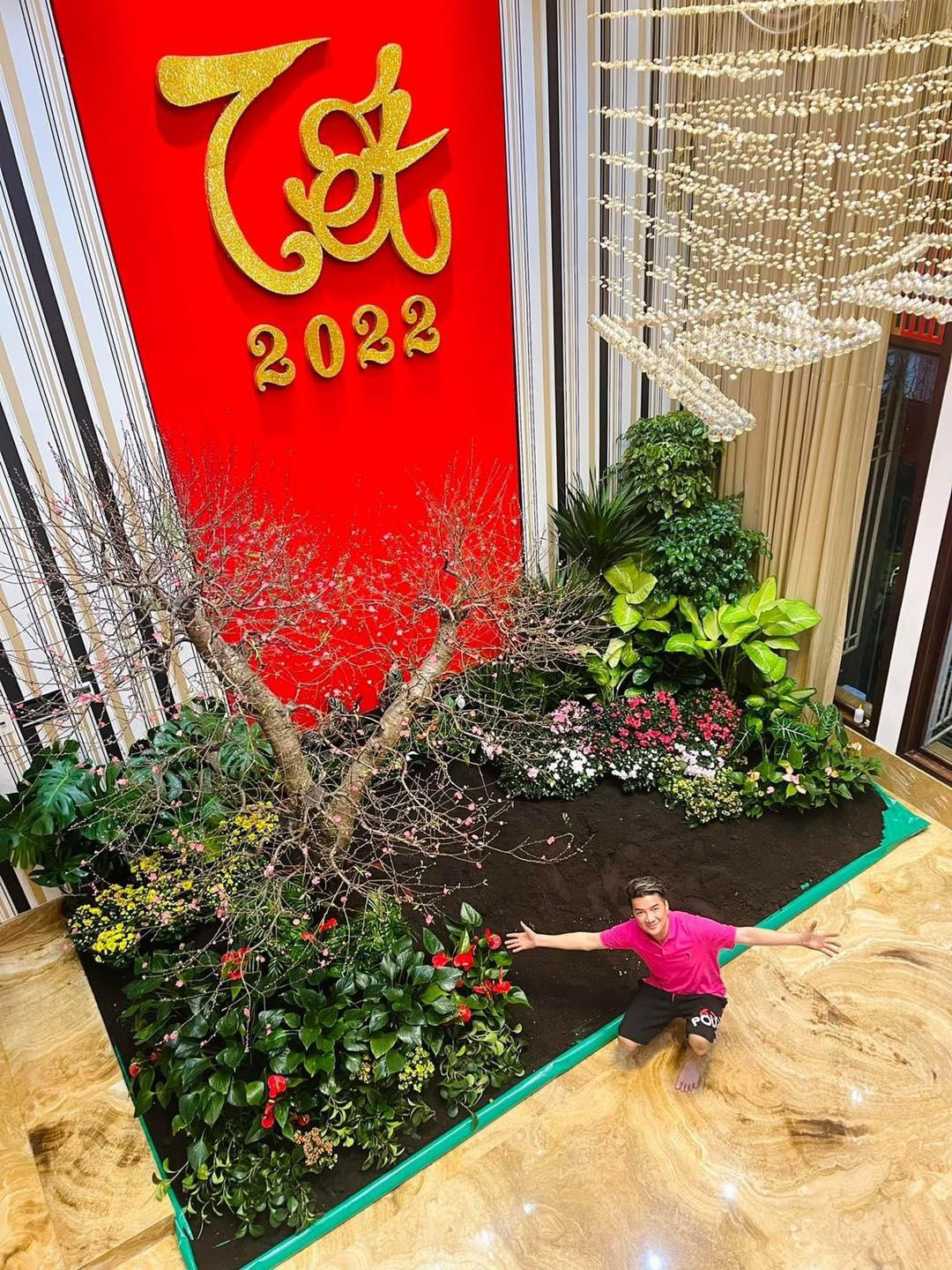 &quot;2 tháng trước nơi này là cả một rừng thông 8 màu... Nay đã là nơi có chiếc bao lì xì lớn nhất Việt Nam màu đỏ may mắn giữa một khu vườn nhỏ! Nhiêu đó thôi đó! Mà phải thực hiện xuyên đêm từ 1 giờ đến 4 giờ sáng khi xe chở đào từ Hà Nội vào dừng trước cửa&quot;, nam ca sĩ viết.