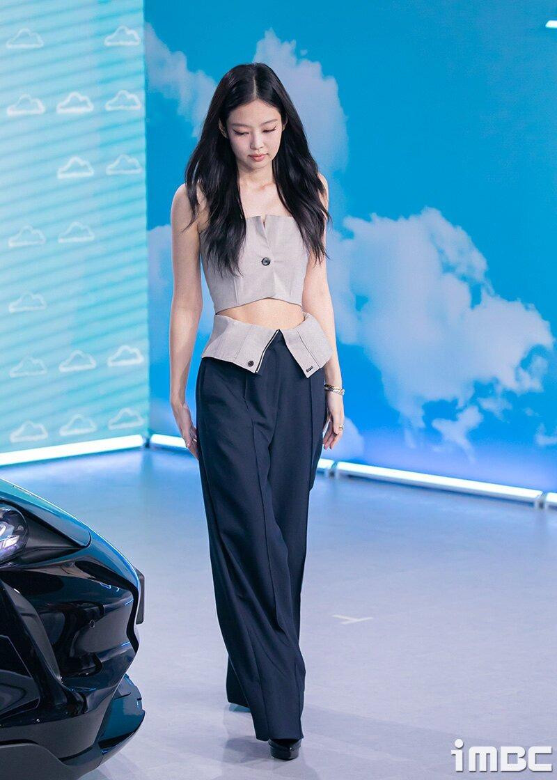 Nữ thần tượng sinh năm 1996 để tóc xõa đơn giản, diện set đồ sành điệu với áo crop top và quần ống rộng tham gia sự kiện Porsche Sonderwunsch Haus. Ảnh: TV Report, IMBC. Nữ thần tượng sinh năm 1996 để tóc xõa đơn giản, diện set đồ sành điệu với áo crop top và quần ống rộng tham gia sự kiện Porsche Sonderwunsch Haus. Ảnh: TV Report, IMBC.