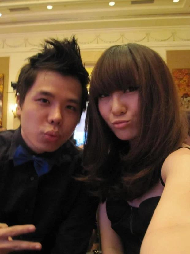 Trịnh Thăng Bình bất ngờ đăng hình ảnh thuở &quot;xì-tin&quot; cùng bạn gái cũ Yến Nhi sau nhiều năm chia tay. Nam ca sĩ cho hay bức ảnh được chụp năm 2010: &quot;Ngày xưa anh biết gì, trẻ trâu, ngu ngốc rồi nhìn Nhi chu&quot;.