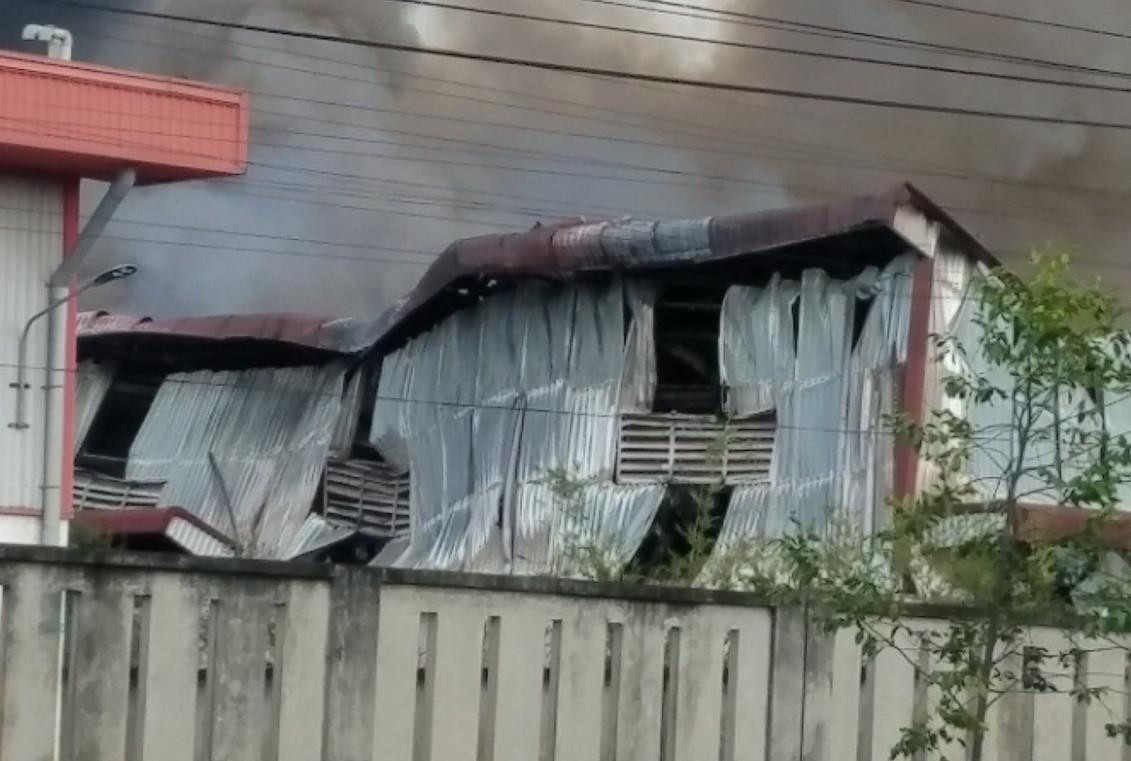 Mái tôn, khung nhà xưởng đổ sập. Ảnh: M.K