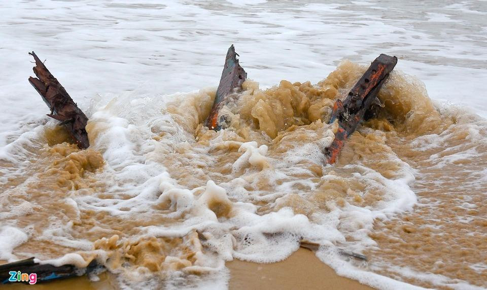 Một số tàu chỉ còn sót lại vài thanh gỗ trên bờ biển TP Tuy Hòa.