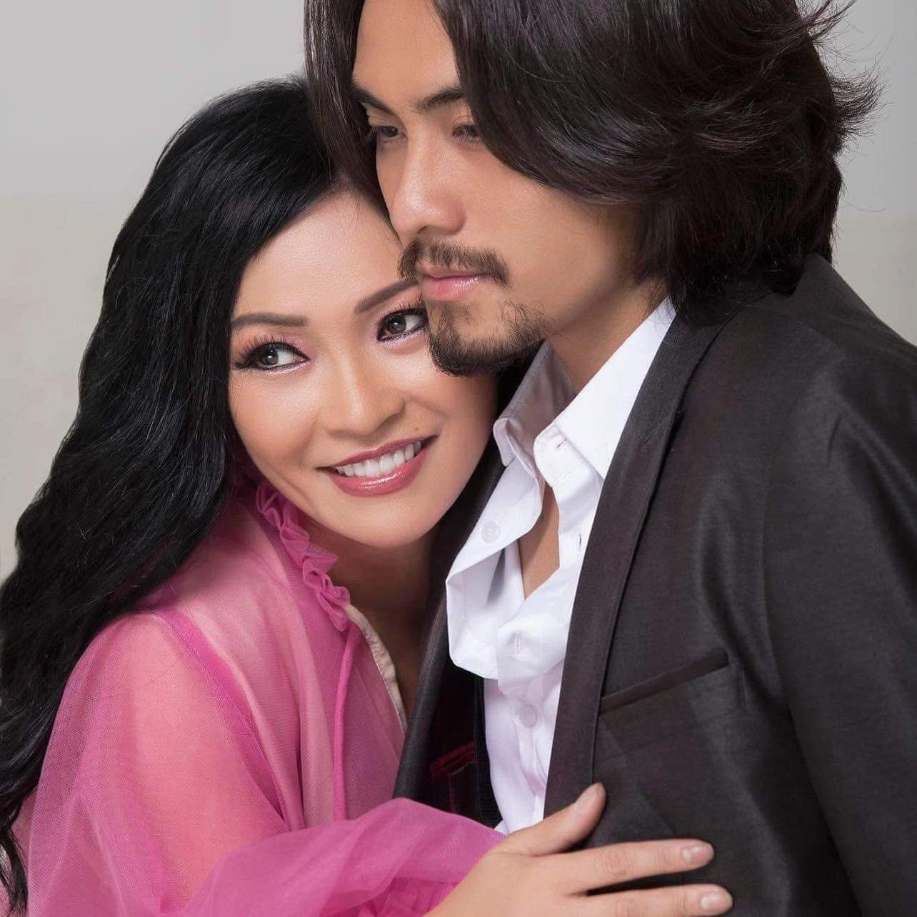 Bên cạnh đó, nữ ca sĩ 43 tuổi cho biết vào trưa ngày 29/5 sẽ tổ chức buổi họp fan tại TPHCM để giới thiệu, chia sẻ chi tiết về Doãn Chí Kiên với người hâm mộ.