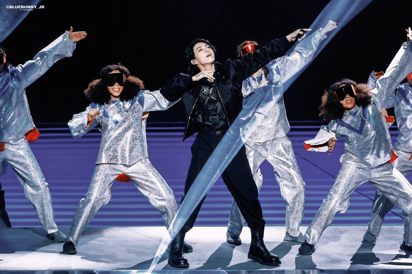 Sân khấu Dreamers của Jung Kook khiến truyền thông thế giới chú ý. Ảnh: Twitter.