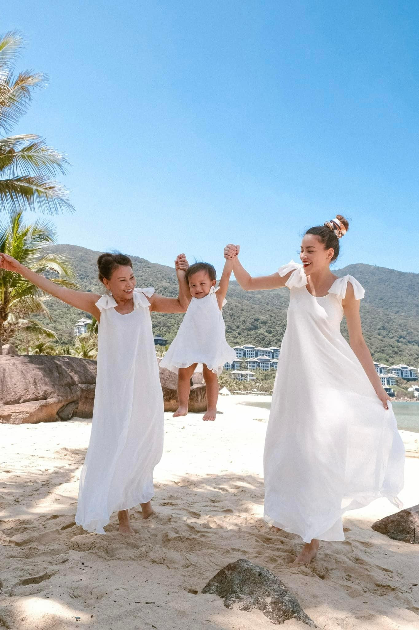 Bố mẹ của Kim Lý, Hồ Ngọc Hà cũng có mặt trong chuyến du lịch cùng con cháu.