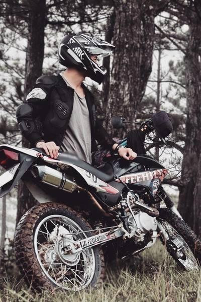 Không khó để nhận ra niềm đam mê tốc độ của Huy Trần. Trên trang cá nhân, anh có nhiều hình ảnh chia sẻ về những chiếc xế hộp, xe phân khối lớn cực ngầu và đắt đỏ.