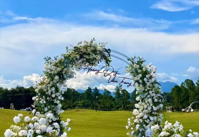 Khung cảnh đám cưới đẹp như mơ của cặp đôi chính được đạo diễn Bùi Tiến Huy chia sẻ. Khung cảnh đám cưới đẹp như mơ của cặp đôi chính được đạo diễn Bùi Tiến Huy chia sẻ.