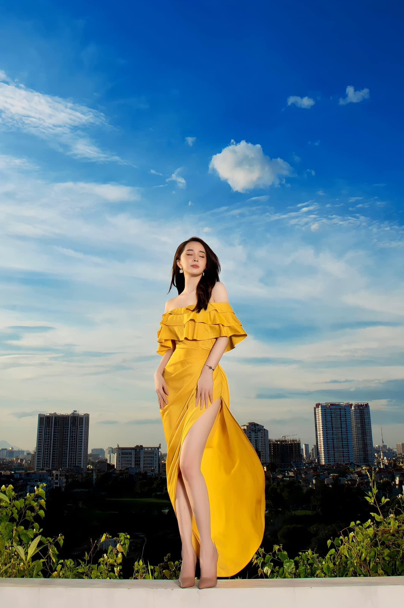 Ở phim mới, đây là lần đầu tiên cô đóng cặp cùng đồng nghiệp kém tuổi và có nhiều cảnh hôn, giường chiếu nóng bỏng.