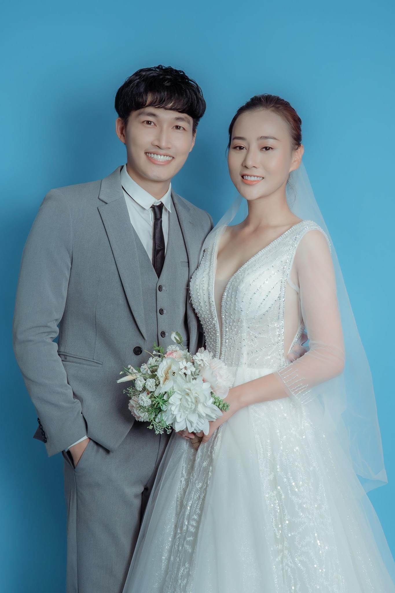 Khoa “gà” (Đình Tú) và cô giáo Uyên (Phương Oanh) có cái kết viên mãn "về chung một nhà" bằng đám cưới lãng mạn trong phim Cô gái nhà người ta. Khoa “gà” (Đình Tú) và cô giáo Uyên (Phương Oanh) có cái kết viên mãn "về chung một nhà" bằng đám cưới lãng mạn trong phim Cô gái nhà người ta.