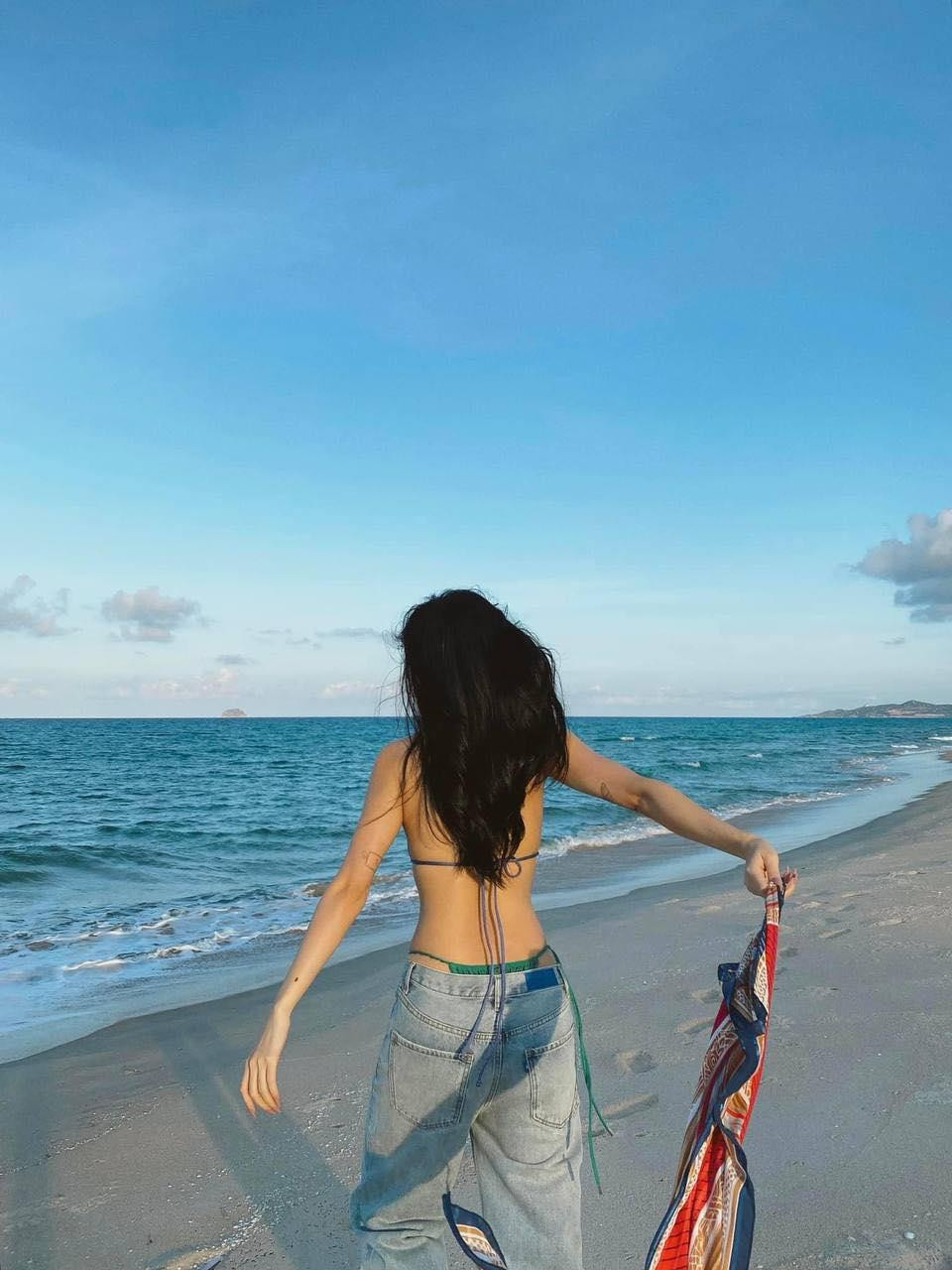 Nữ ca sĩ quê Quảng Ninh cho biết cô đang vi vu ở Nha Trang và sẽ kéo dài chuyến nghỉ dưỡng của mình thêm một tuần nữa.