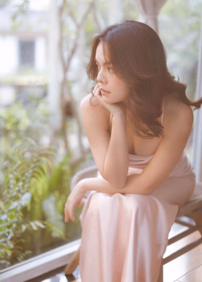 Với nữ ca sĩ, cô luôn tin vào tình yêu và không hề sống trong sợ hãi. “Chuyện tình yêu, hôn nhân giống như từng thử thách trong cuộc sống mà mình phải trải qua. Mình sai ở đâu, mình sửa ở đó. Mình thất bại ở đâu, mình đứng lên ở đó”, Quỳnh Anh cho biết.