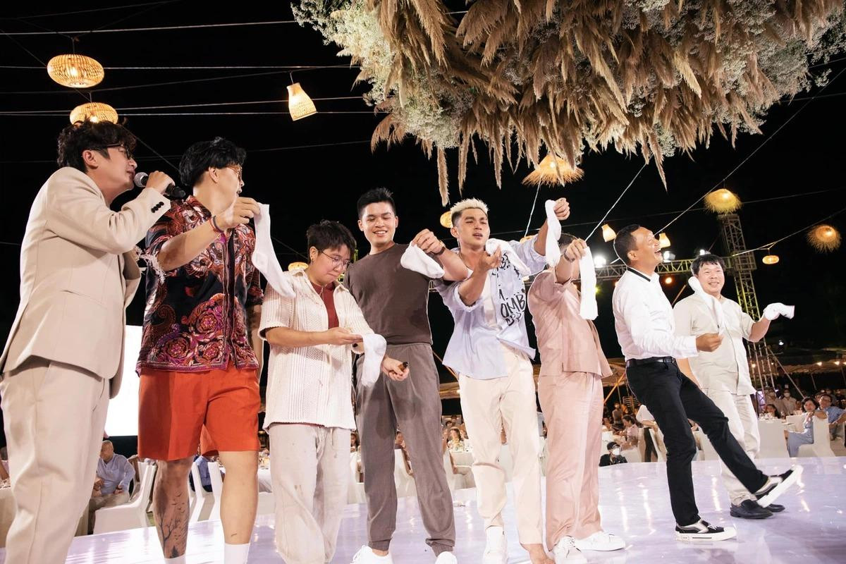 Nhiều trò chơi được tổ chức trong tiệc tối. Jun Phạm vui mừng khi giành được phần thưởng 5 triệu đồng.