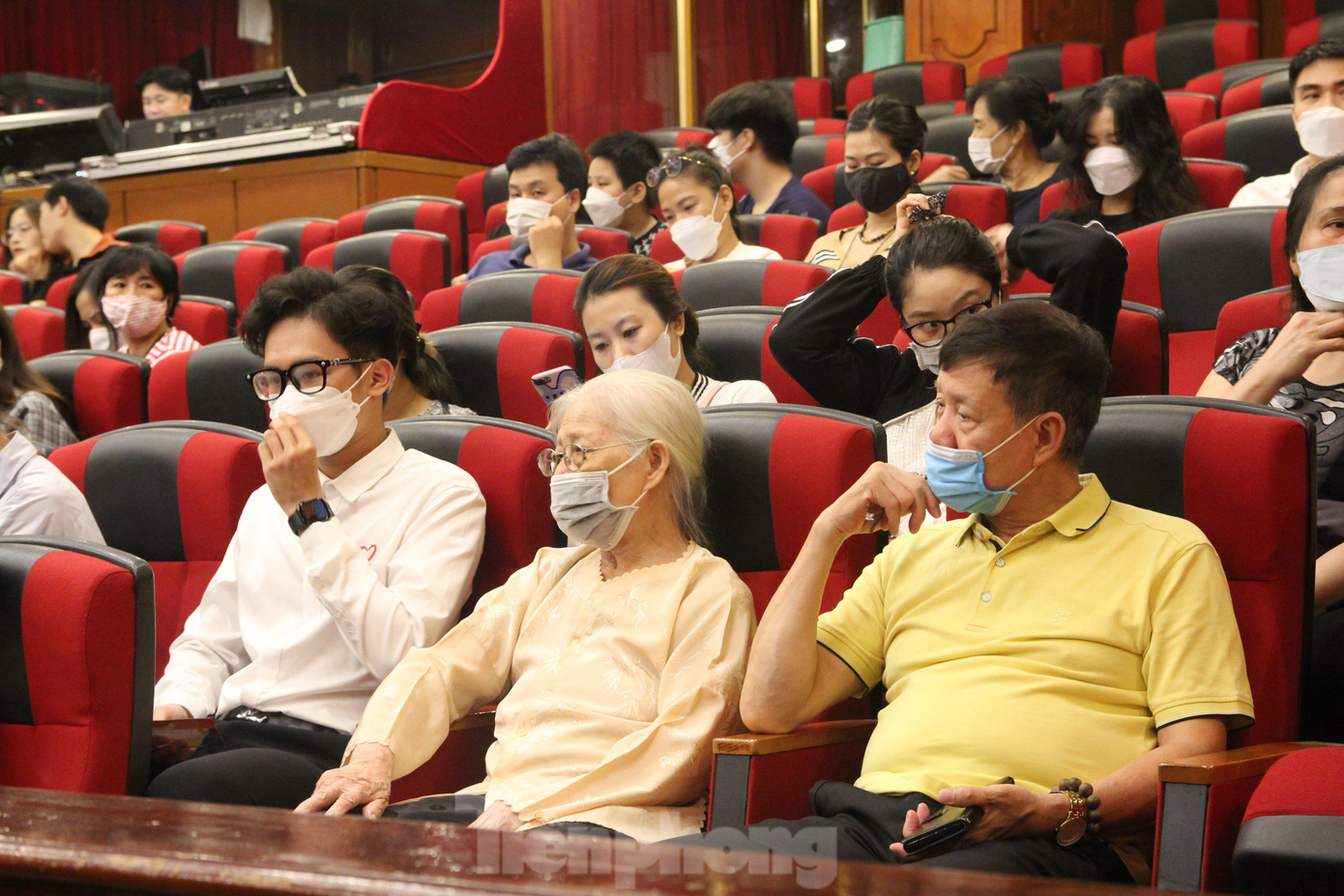 Đây là đêm thứ ba vở kịch được công diễn nhưng vẫn tạo được sức hút lớn.