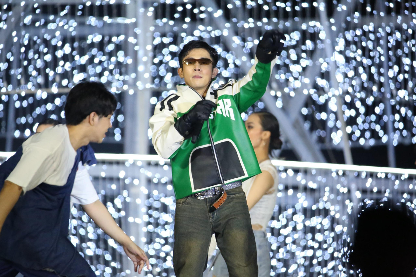 Mở đầu đêm diễn là sân khấu sôi động của Ricky Star. Nam rapper thể hiện bài hát Lúc lắc và Con nhà người ta cùng top 33 thí sinh Hoa hậu Việt Nam 2022.