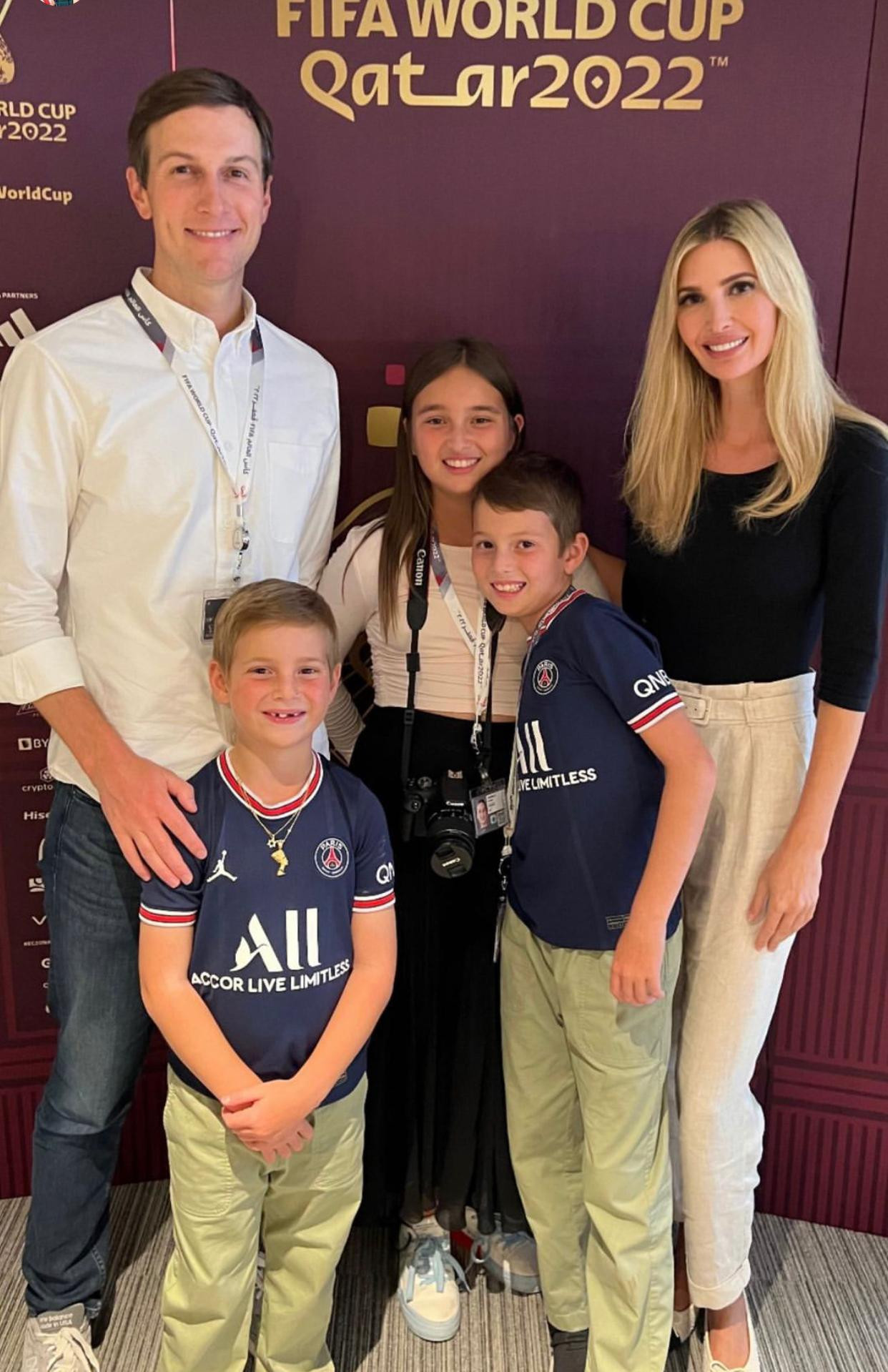 Theo SCMP, Ivanka Trump và chồng Jared Kushner luôn chứng tỏ là bậc cha mẹ gương mẫu khi tuân thủ các nguyên tắc nghiêm ngặt trong nuôi dạy ba con. Trên Insider, cô so sánh việc nuôi dạy con cái với việc quản lý nhân viên tại nơi làm việc. “Bạn không thể dạy con cái tôn trọng mọi người và có cách cư xử tốt nếu bản thân bạn không nói ‘làm ơn&apos; và &apos;cảm ơn&apos;”, cô tiết lộ.