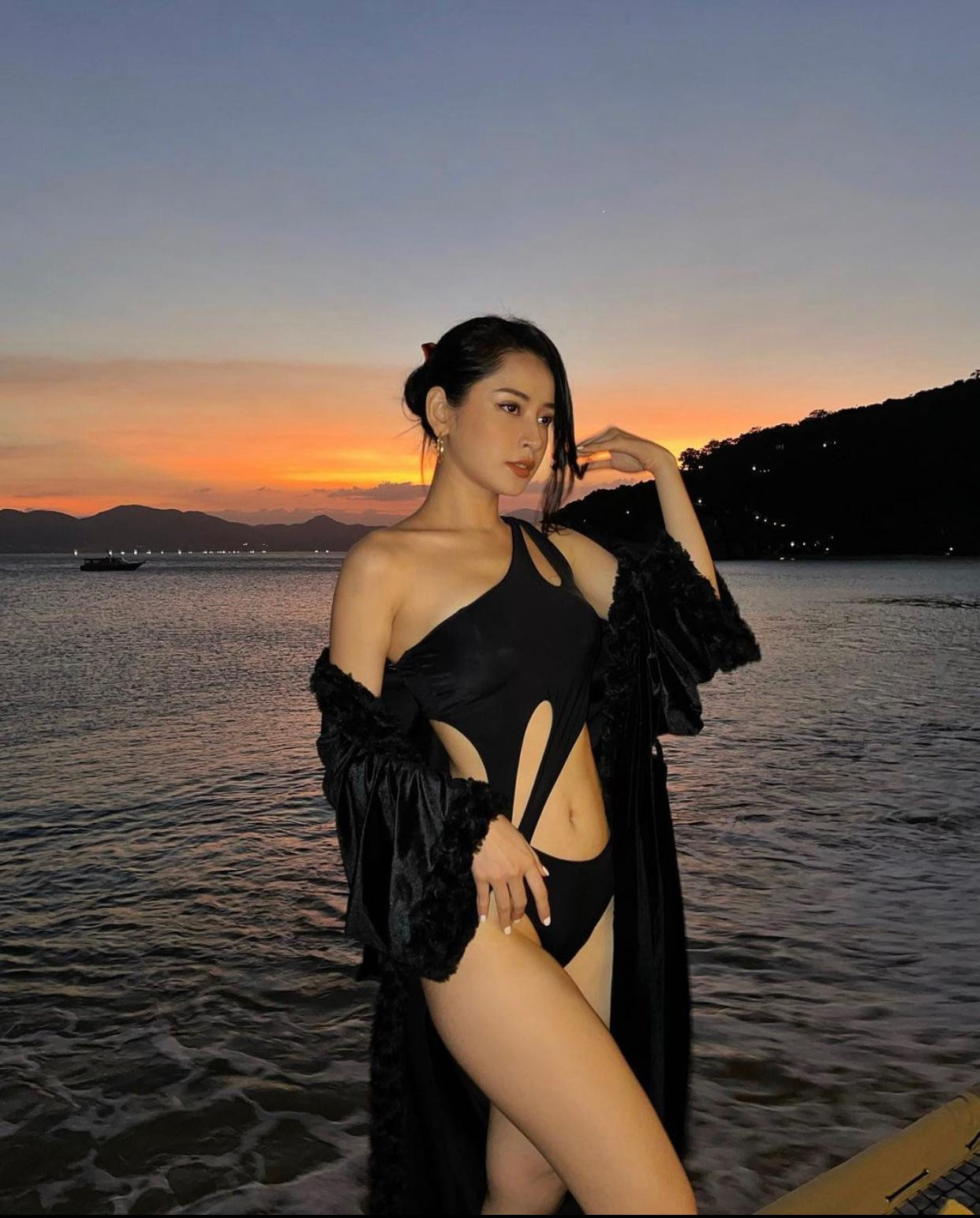 Giọng ca Đóa hoa hồng diện nhiều bộ trang phục độc lạ, hở bạo trong dịp Tết.