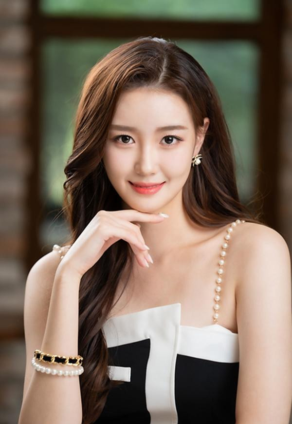 Lee Seung Hyeon, 23 tuổi, đoạt danh hiệu Hoa hậu Hàn Quốc 2022. Cô có chiều cao 1,74 m, là sinh viên ngành Kinh tế tại Đại học Hàn Quốc.