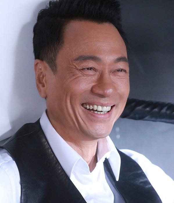 Lê Diệu Tường sinh năm 1964, đóng phim từ năm 1986, từng ba lần đoạt danh hiệu Nam diễn viên chính xuất sắc của TVB với hai tác phẩm khác là Xứng danh tài nữ II (Nghĩa hải hào tình) và Đại Thái Giám. Anh nổi tiếng với vai Châu Bá Thông trong Anh hùng xạ điêu (1994) và Thần điêu đại hiệp (1995) trước khi đóng Trư Bát Giới. Tài tử còn tham gia các phim như Phong Vân: Hùng bá thiên hạ, Lộ âm dương, Thương thành. Đời tư, Lê Diệu Tường kết hôn với Lương Diệu Liên năm 1997 và có một con trai. Ảnh: TVB. Lê Diệu Tường sinh năm 1964, đóng phim từ năm 1986, từng ba lần đoạt danh hiệu Nam diễn viên chính xuất sắc của TVB với hai tác phẩm khác là Xứng danh tài nữ II (Nghĩa hải hào tình) và Đại Thái Giám. Anh nổi tiếng với vai Châu Bá Thông trong Anh hùng xạ điêu (1994) và Thần điêu đại hiệp (1995) trước khi đóng Trư Bát Giới. Tài tử còn tham gia các phim như Phong Vân: Hùng bá thiên hạ, Lộ âm dương, Thương thành. Đời tư, Lê Diệu Tường kết hôn với Lương Diệu Liên năm 1997 và có một con trai. Ảnh: TVB.