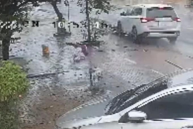 Chiếc ô tô đi sai làn đường tông người phụ nữ đi xe máy bay lên vỉa hè dẫn đến tử vong (Ảnh cắt từ clip do camera an ninh ghi lại).