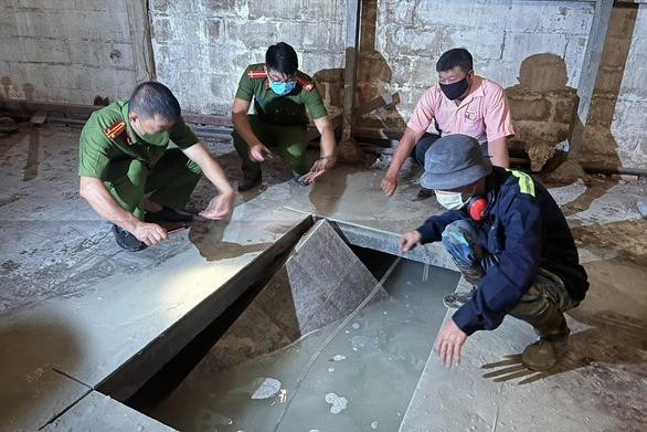 Cơ quan chức năng phải dùng máy khoan bê tông để khai quật hệ thống hầm chôn chất thải bên trong công ty Cơ quan chức năng phải dùng máy khoan bê tông để khai quật hệ thống hầm chôn chất thải bên trong công ty