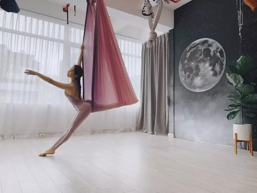 Để duy trì thân hình quyến rũ, Quỳnh Nga không khắt khe trong việc ăn uống mà chăm chỉ luyện tập yoga trong nhiều năm. Cô được khen là “cao thủ” yoga bay khi thể hiện sự điệu nghệ, sức bền trên dây lụa.