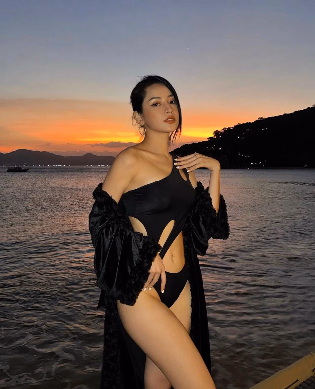 Cựu hot girl Hà Thành khoe thân hình “vạn người mê” trước biển khi chọn thiết kế áo tắm đen, với cắt xẻ táo bạo tôn lên vóc dáng săn chắc, quyến rũ.