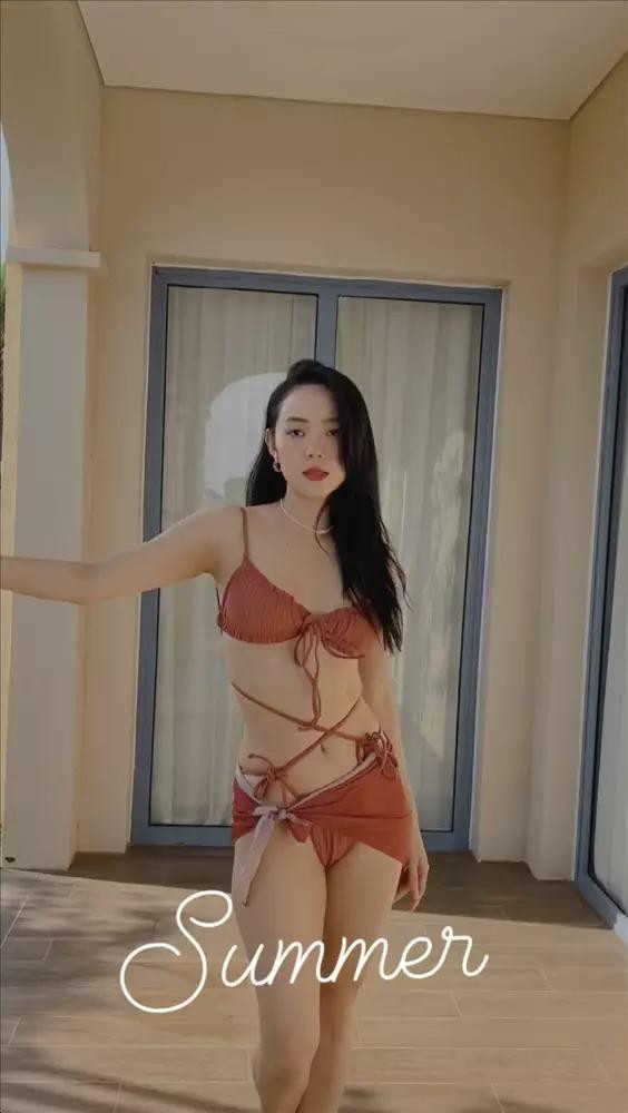 Minh Hằng có chuyến đi chơi với ông xã sau khi đóng máy bộ phim điện ảnh mới đây. Người đẹp 8x đăng tải video catwalk như người mẫu khoe những bộ áo tắm bé xíu. Minh Hằng có chuyến đi chơi với ông xã sau khi đóng máy bộ phim điện ảnh mới đây. Người đẹp 8x đăng tải video catwalk như người mẫu khoe những bộ áo tắm bé xíu.