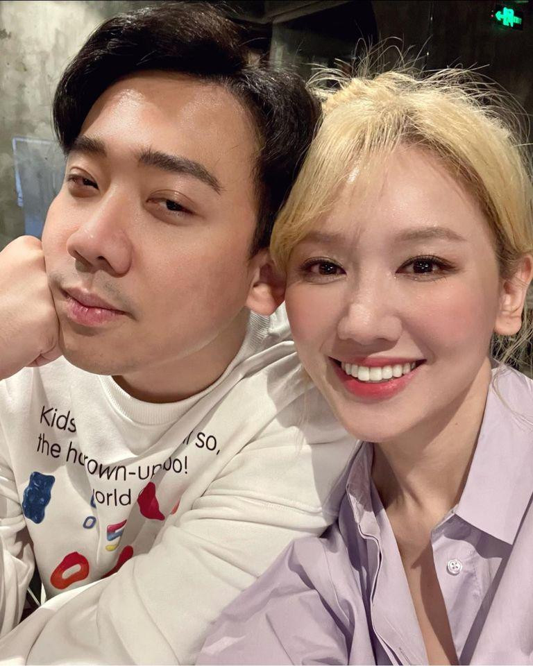 Hari Won đăng hình ảnh tình cảm và gửi lời ngọt ngào chúc mừng sinh nhật ông xã Trấn Thành: “Hôm nay là sinh nhật của bạn đời của mình. Chúc anh sau này càng thông minh để đấu trí với em, càng khỏe để chăm sóc cho em. Càng đẹp trai cho em hưởng nhé!”.