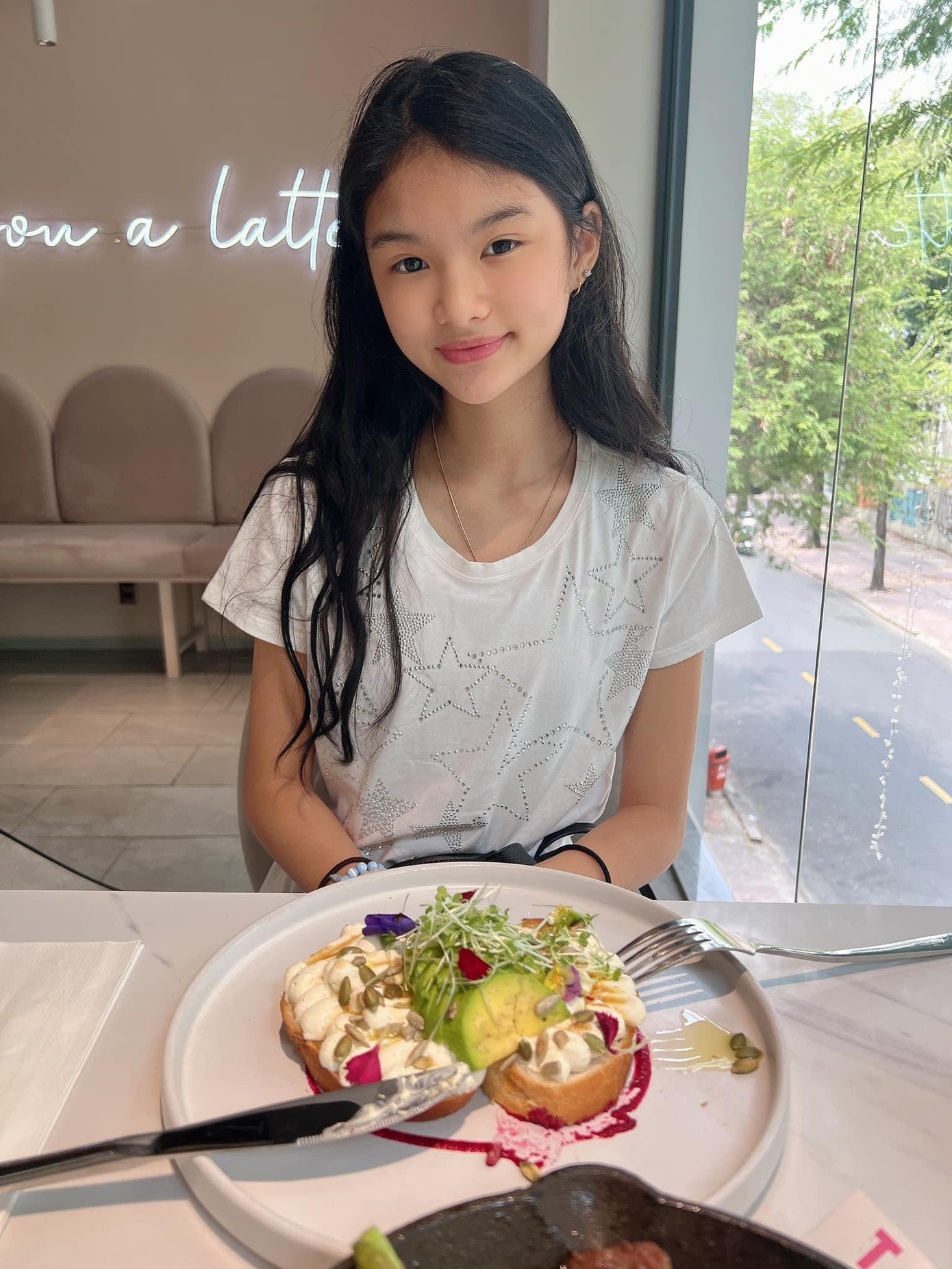 Trương Ngọc Ánh cho biết cô đưa con gái đi ăn và học leo núi. Hình ảnh đáng yêu của hai mẹ con mau chóng nhận được sự quan tâm của khán giả.