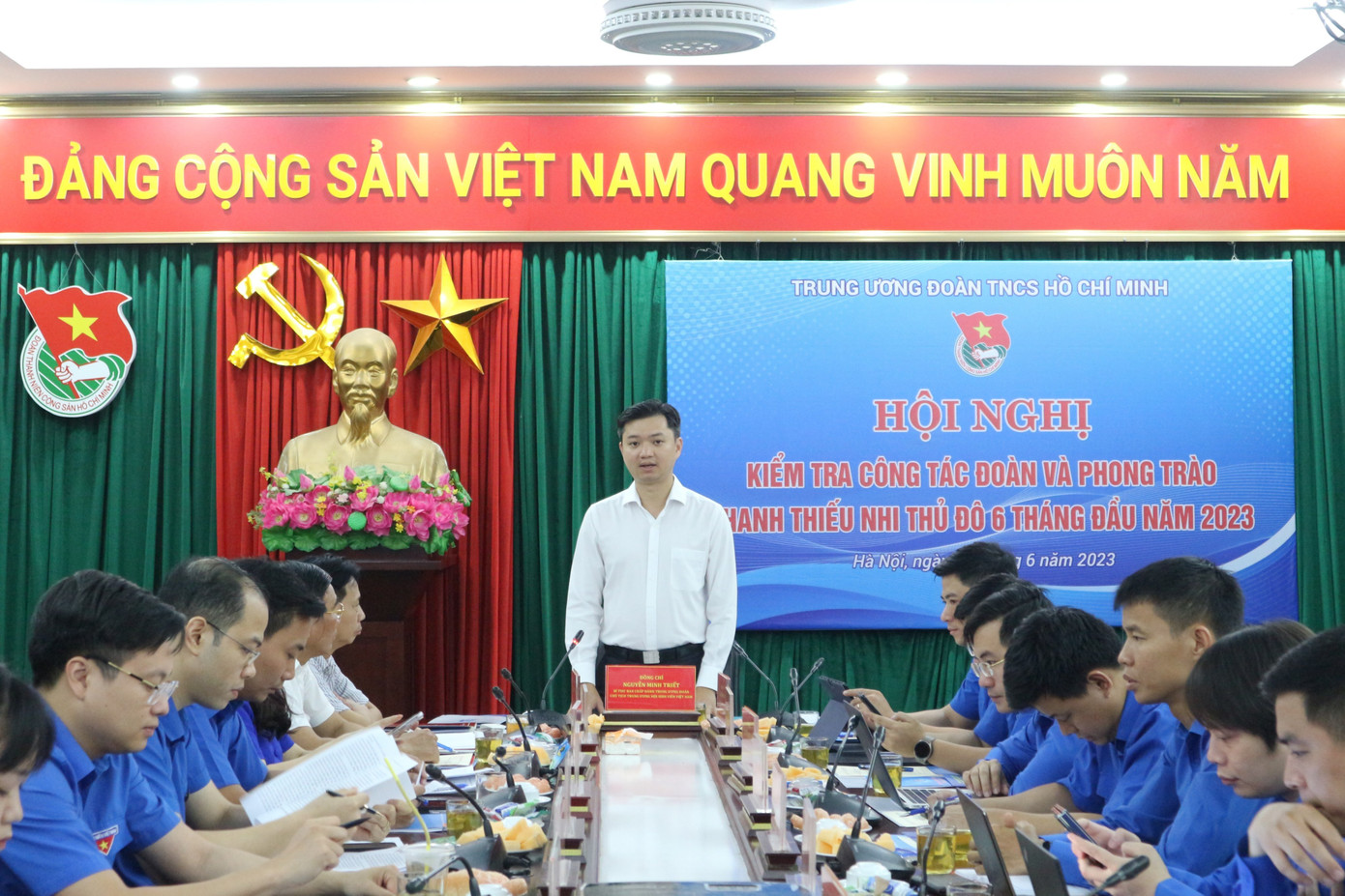 Anh Nguyễn Minh Triết, Bí thư T.Ư Đoàn, Chủ tịch T.Ư Hội SVVN chủ trì buổi làm việc. Anh Nguyễn Minh Triết, Bí thư T.Ư Đoàn, Chủ tịch T.Ư Hội SVVN chủ trì buổi làm việc.