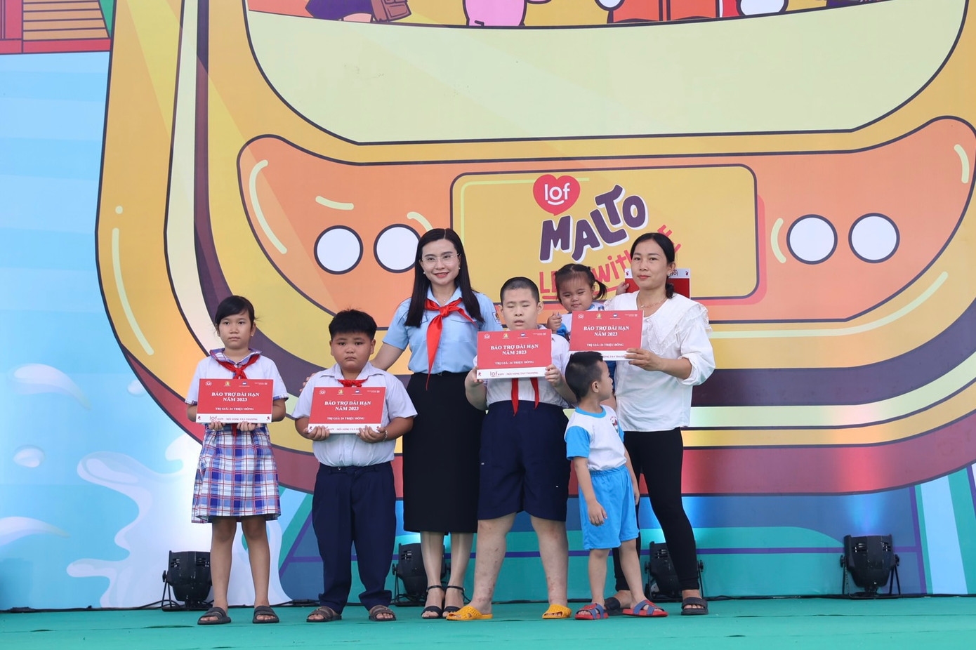 Chị Nguyễn Phạm Duy Trang, Bí thư T.Ư Đoàn, Chủ tịch Hội đồng Đội T.Ư (thứ 3 từ trái sang) trao kinh phí tặng thiếu nhi, đại diện gia đình thiếu nhi mồ côi do đại dịch COVID-19. Chị Nguyễn Phạm Duy Trang, Bí thư T.Ư Đoàn, Chủ tịch Hội đồng Đội T.Ư (thứ 3 từ trái sang) trao kinh phí tặng thiếu nhi, đại diện gia đình thiếu nhi mồ côi do đại dịch COVID-19.