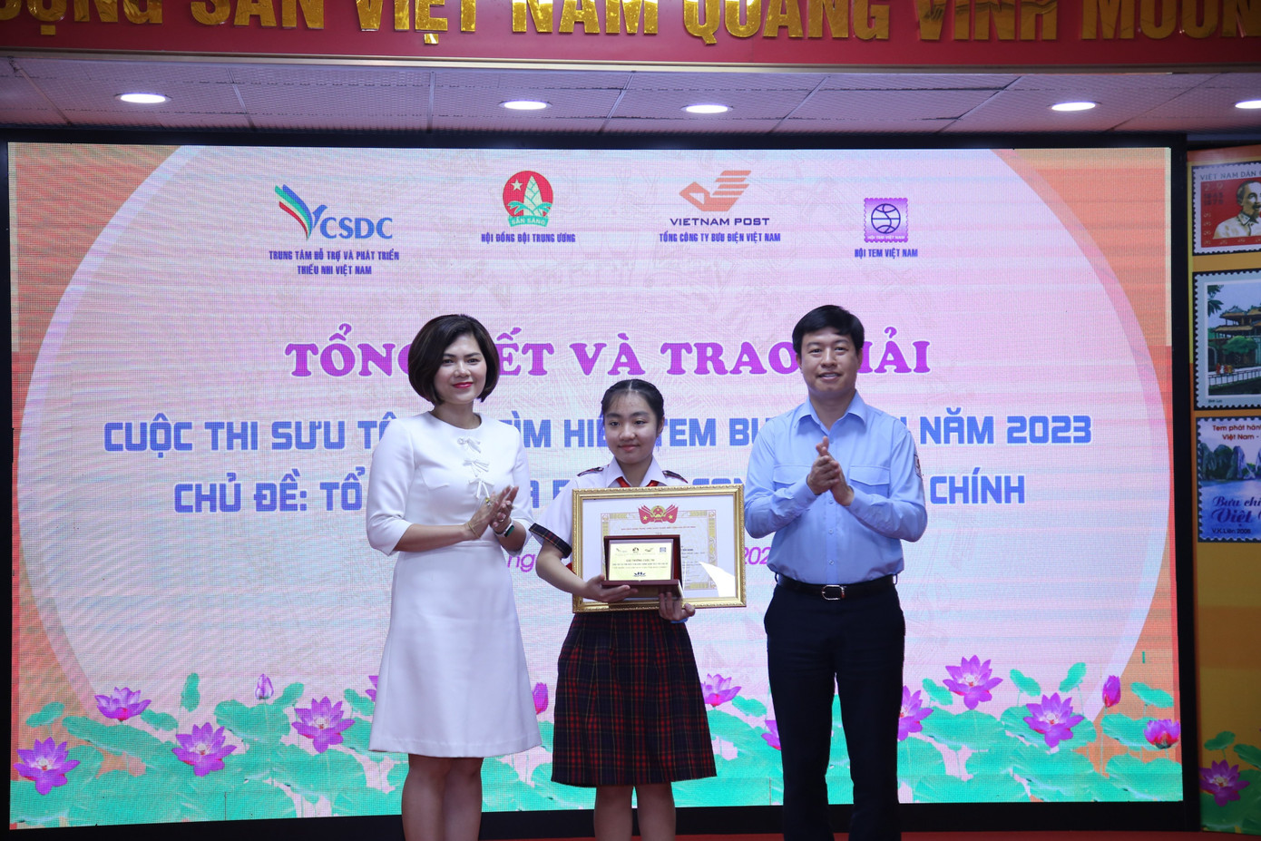 Ban tổ chức trao giải cho thí sinh đoạt giải Nhất cuộc thi. Ban tổ chức trao giải cho thí sinh đoạt giải Nhất cuộc thi.