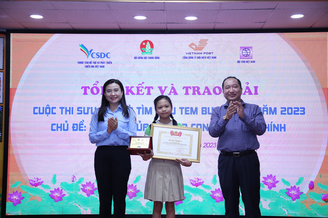 Vụ Trưởng Vụ Đoàn thể Nhân dân, Ban Dân vận T.Ư Vy Tư Liệu và chị Nguyễn Phạm Duy Trang, Bí thư T.Ư Đoàn, Chủ tịch Hội đồng Đội T.Ư trao giải Đặc biệt cho em Lê Quỳnh Anh. Vụ Trưởng Vụ Đoàn thể Nhân dân, Ban Dân vận T.Ư Vy Tư Liệu và chị Nguyễn Phạm Duy Trang, Bí thư T.Ư Đoàn, Chủ tịch Hội đồng Đội T.Ư trao giải Đặc biệt cho em Lê Quỳnh Anh.