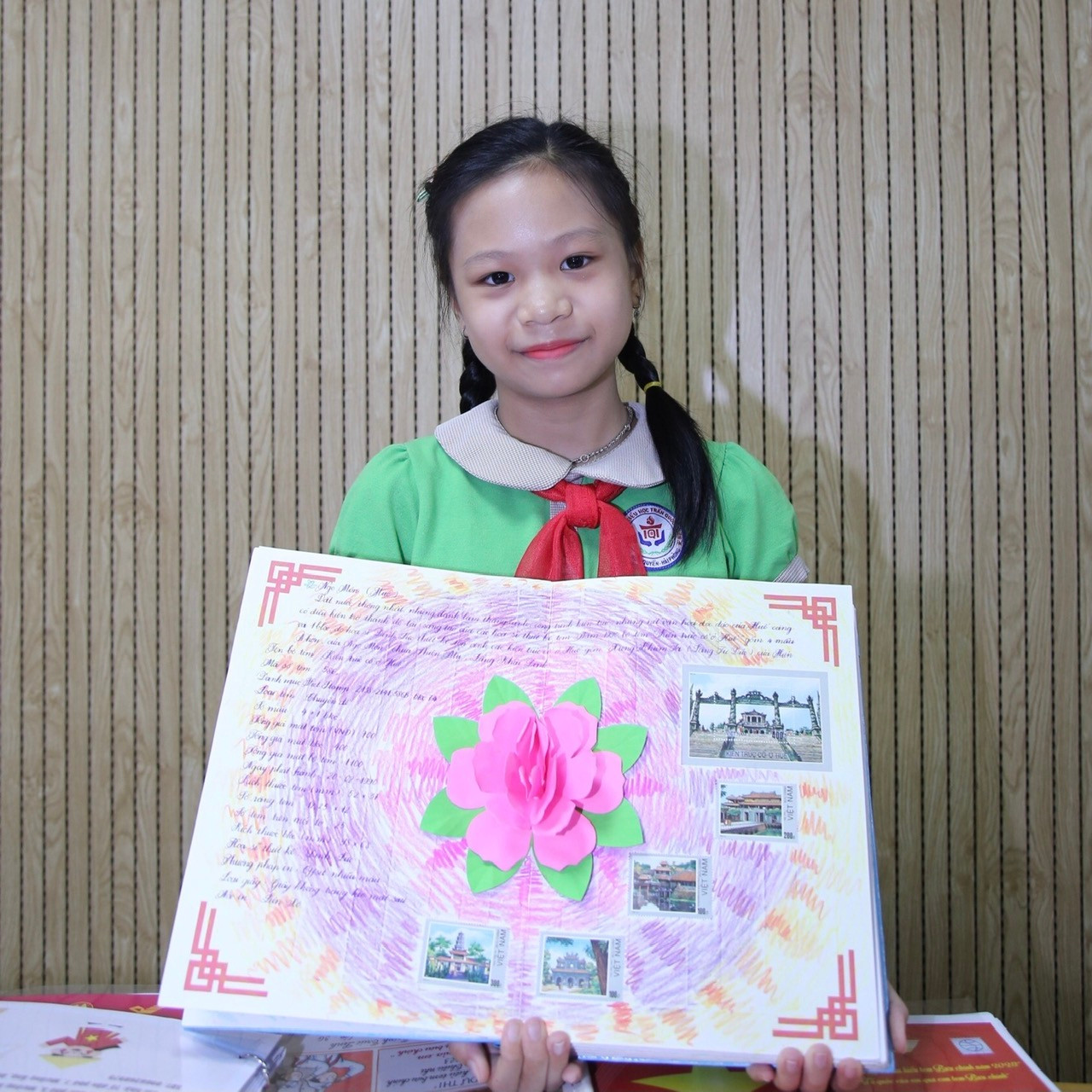 Em Lê Quỳnh Anh (lớp 5H4, Trường Tiểu học Trần Quốc Toản, quận Ngô Quyền, TP Hải Phòng) cùng tác phẩm đoạt giải Đặc biệt cuộc thi. Em Lê Quỳnh Anh (lớp 5H4, Trường Tiểu học Trần Quốc Toản, quận Ngô Quyền, TP Hải Phòng) cùng tác phẩm đoạt giải Đặc biệt cuộc thi.