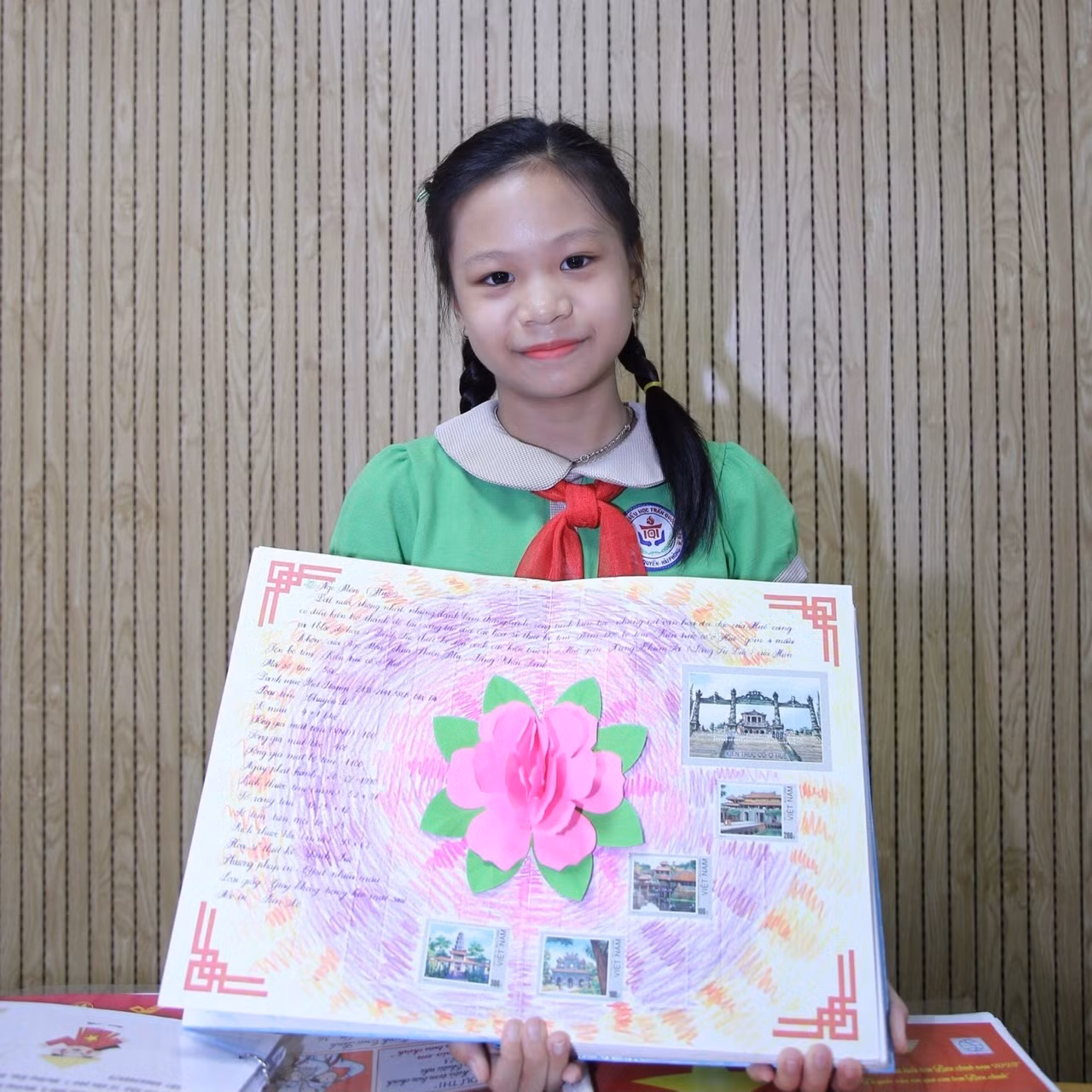Em Lê Quỳnh Anh (lớp 5H4, Trường Tiểu học Trần Quốc Toản, quận Ngô Quyền, TP Hải Phòng) cùng tác phẩm đoạt giải Đặc biệt cuộc thi.