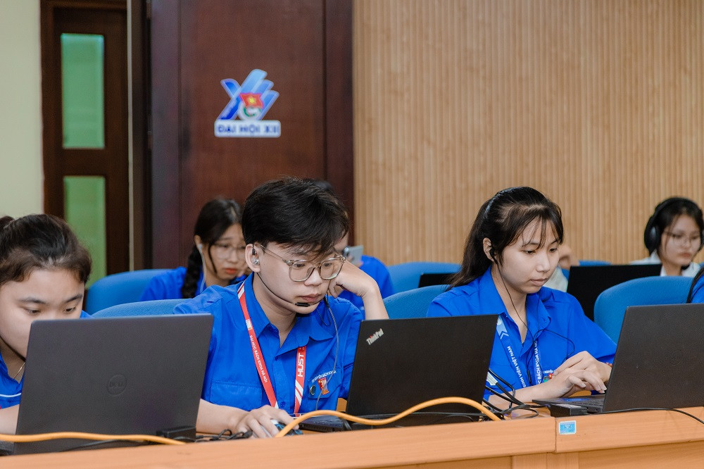 Giám thị thực hiện công tác coi thi trực tuyến Giám thị thực hiện công tác coi thi trực tuyến