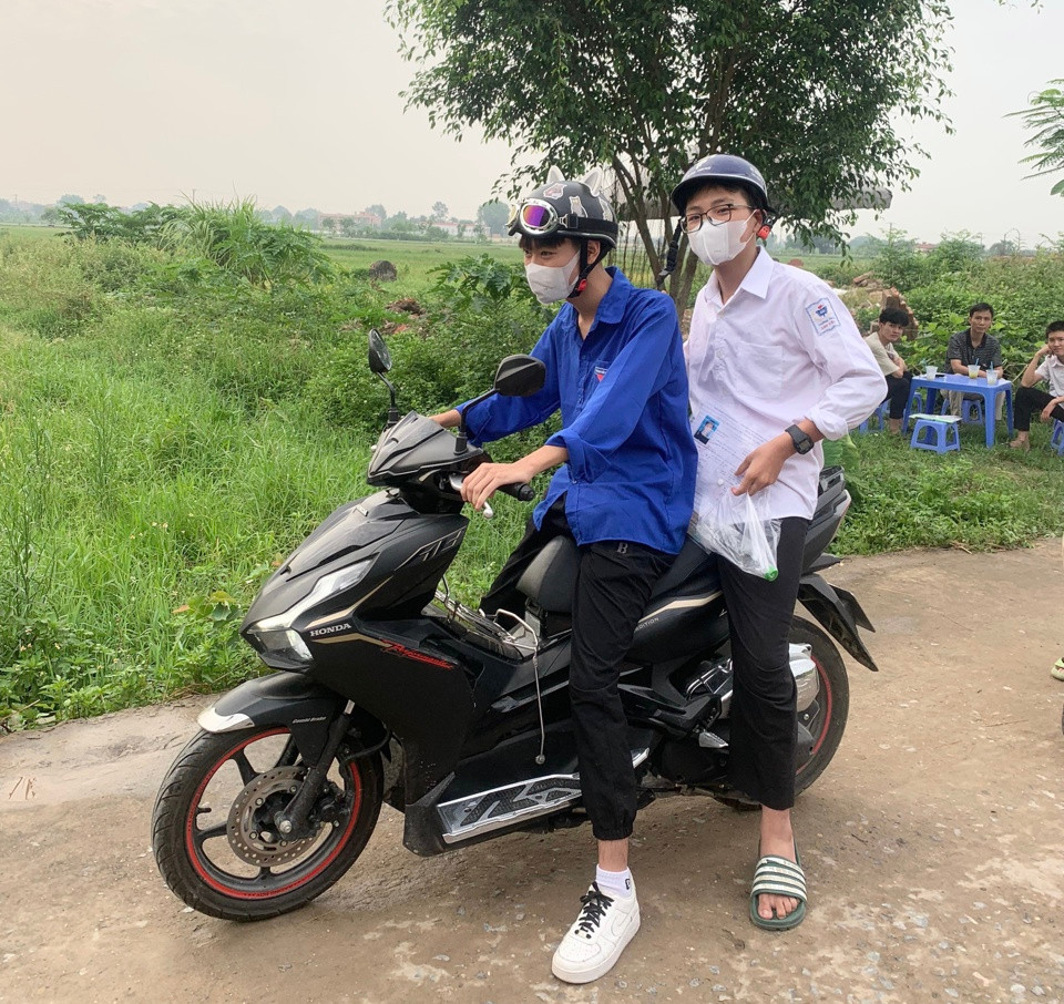 Tình nguyện viên áo xanh chở thí sinh đến điểm thi an toàn, kịp thời Tình nguyện viên áo xanh chở thí sinh đến điểm thi an toàn, kịp thời