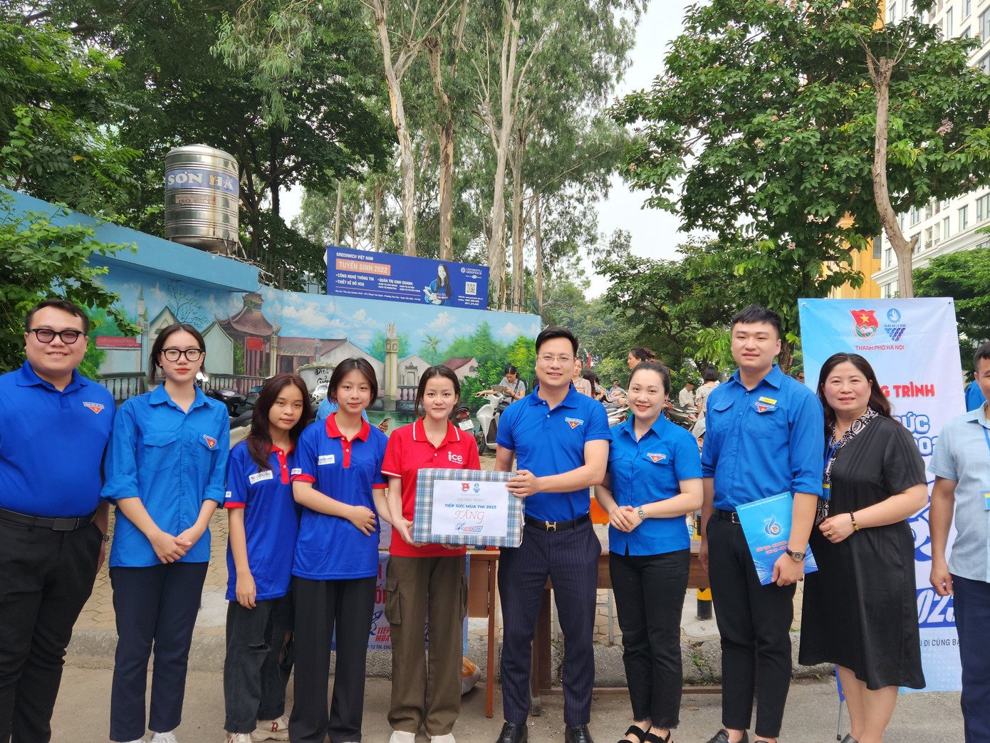 Anh Trần Quang Hưng, Phó Bí thư Thành Đoàn Hà Nội thăm, tặng quà các đội hình tình nguyện tiếp sức mùa thi Anh Trần Quang Hưng, Phó Bí thư Thành Đoàn Hà Nội thăm, tặng quà các đội hình tình nguyện tiếp sức mùa thi