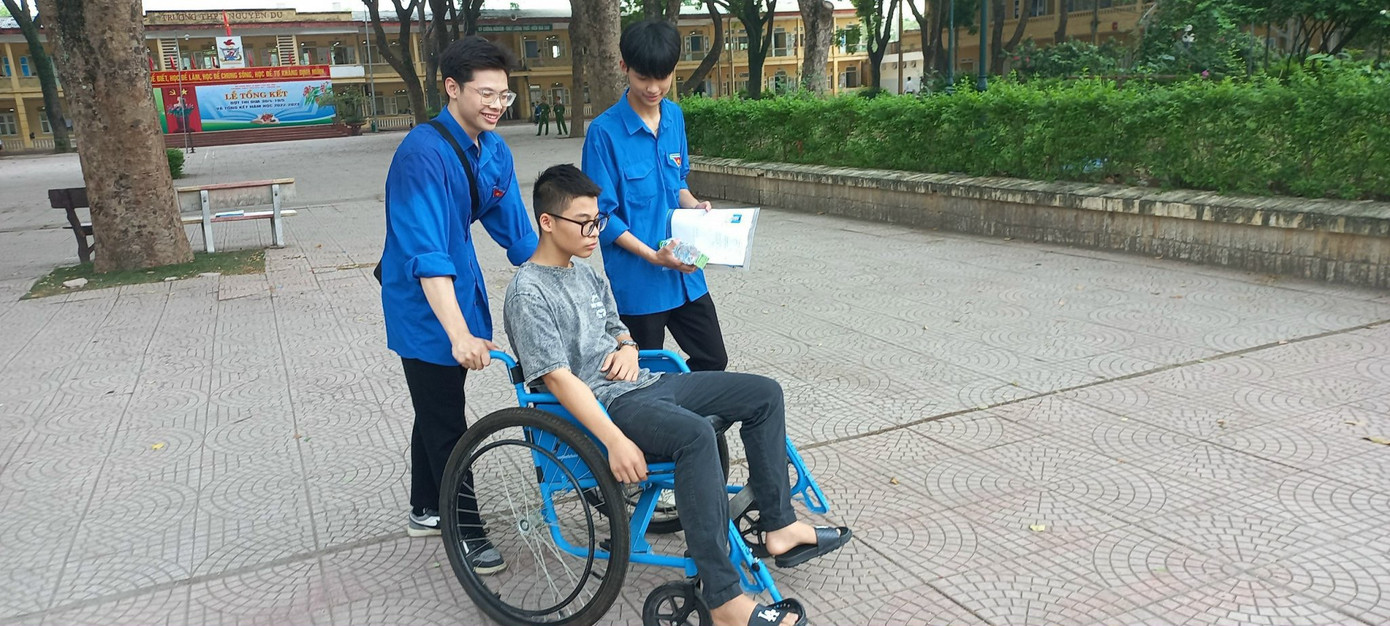 Hỗ trợ thí sinh đi vào phòng thi Hỗ trợ thí sinh đi vào phòng thi