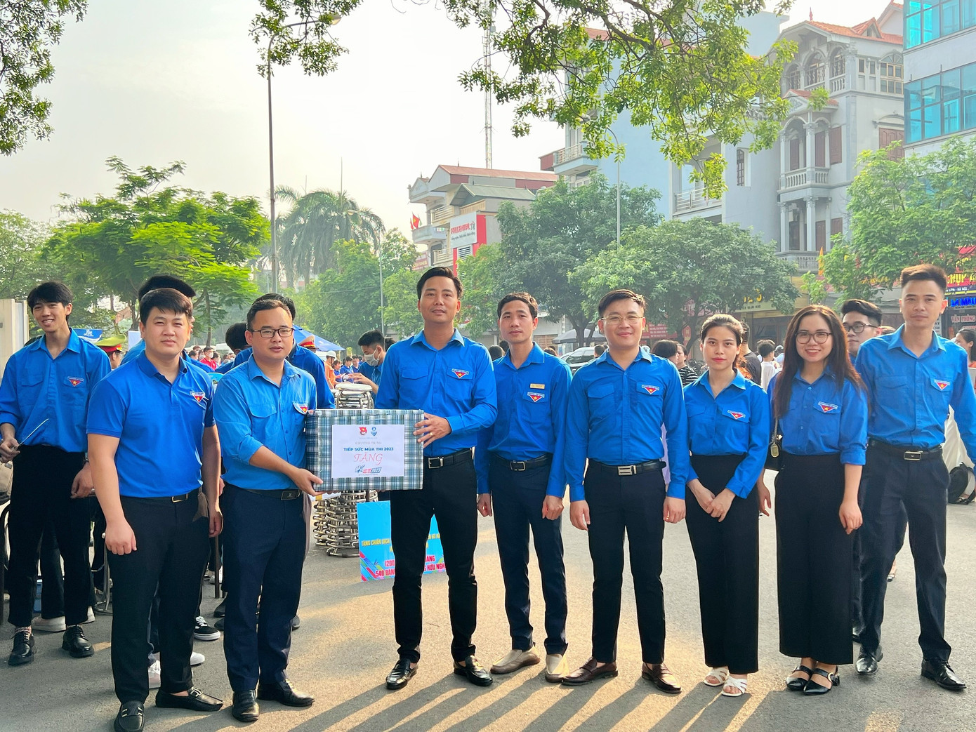 Anh Nguyễn Đức Tiến, Phó Bí thư thường trực, Chủ tịch Hội LHTN TP Hà Nội thăm, tặng quà các đội hình tình nguyện tiếp sức mùa thi Anh Nguyễn Đức Tiến, Phó Bí thư thường trực, Chủ tịch Hội LHTN TP Hà Nội thăm, tặng quà các đội hình tình nguyện tiếp sức mùa thi