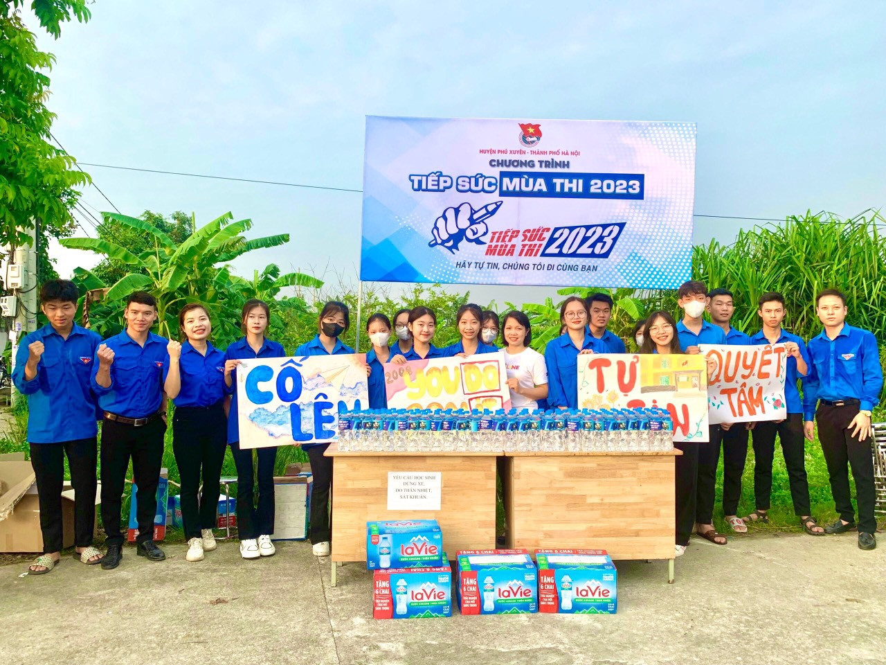 Các đội tình nguyện triển khai nhiều hoạt động hỗ trợ, cổ vũ thí sinh thi tốt Các đội tình nguyện triển khai nhiều hoạt động hỗ trợ, cổ vũ thí sinh thi tốt