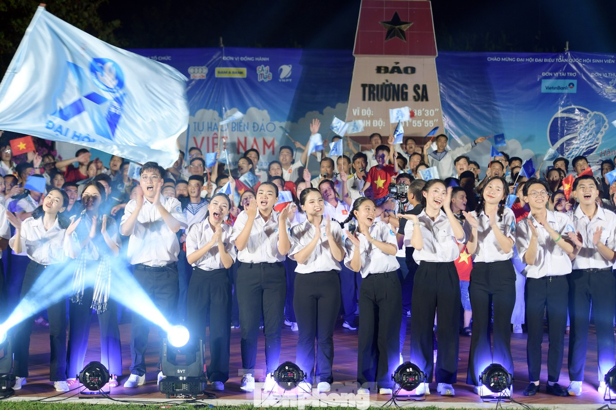 Hành trình Bài ca sinh viên lần đầu tiên được cất lên tại Trường Sa. Ảnh: Dương Triều Hành trình Bài ca sinh viên lần đầu tiên được cất lên tại Trường Sa. Ảnh: Dương Triều