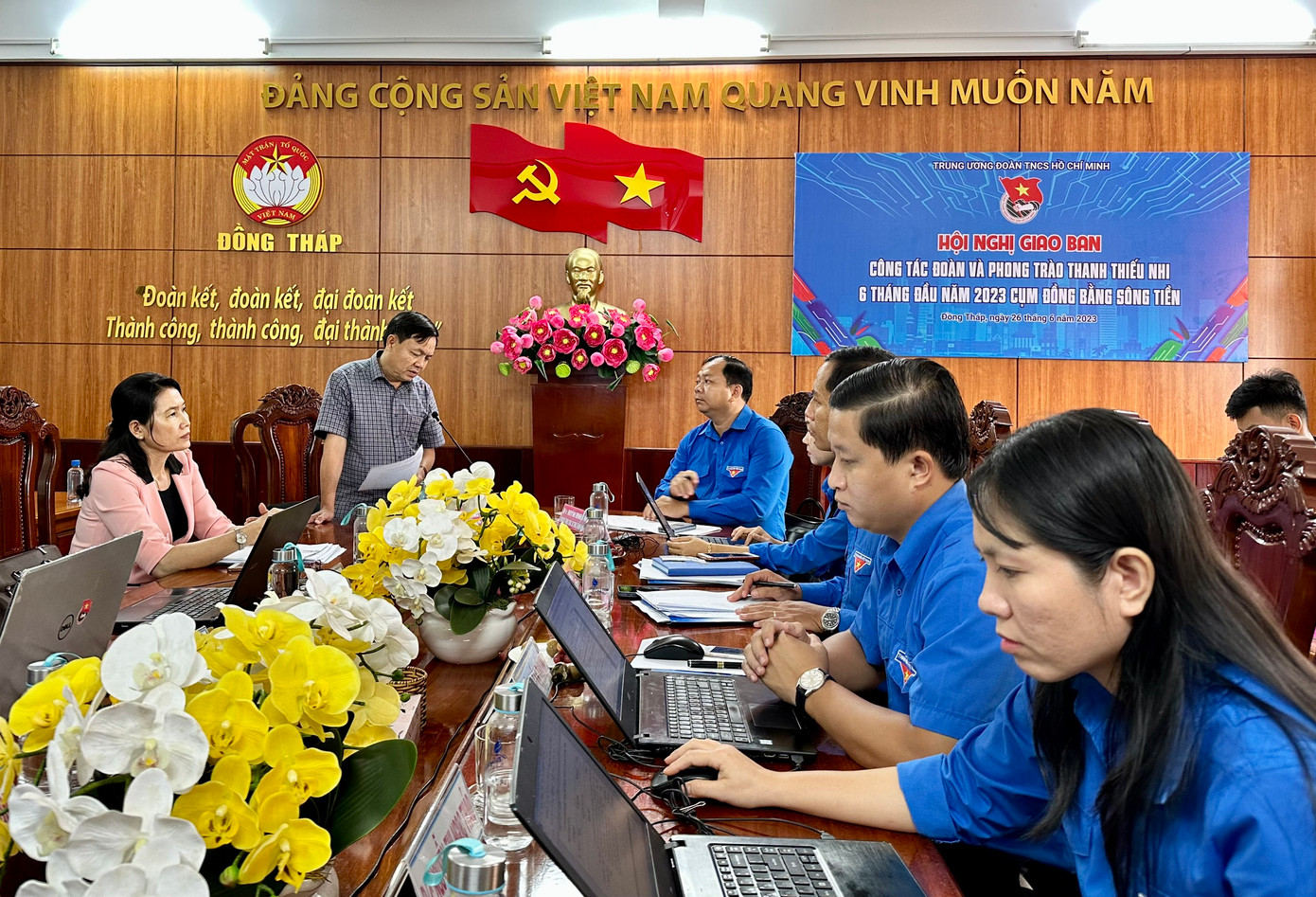 Các đại biểu trao đổi tại điểm cầu trực tuyến các tỉnh thuộc cụm Đồng bằng Sông Tiền