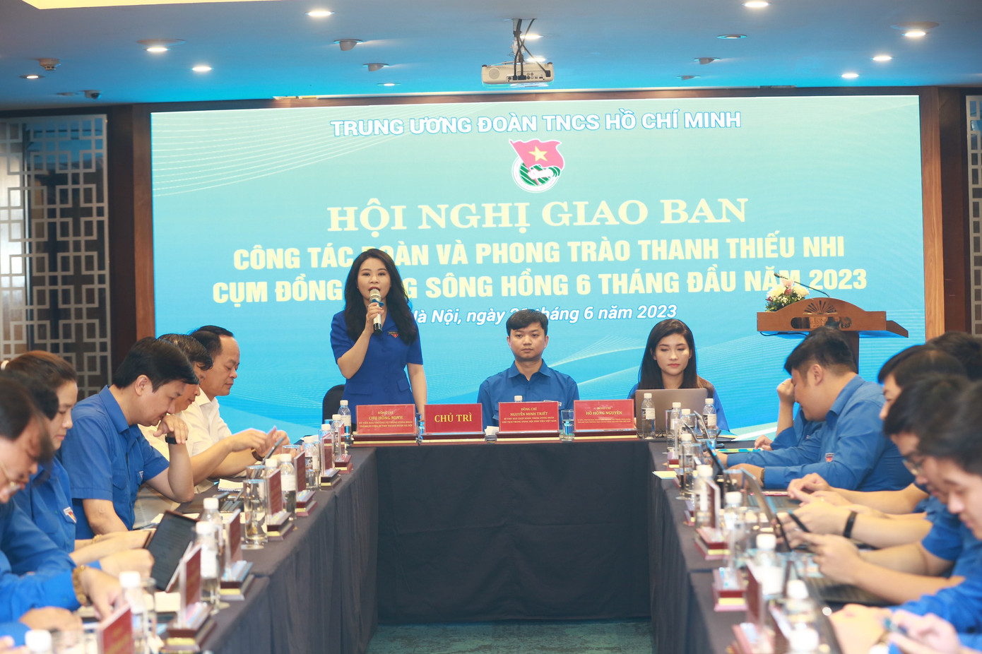 Chị Chu Hồng Minh, Bí thư Thành Đoàn Hà Nội, Cụm trưởng Cụm Đồng bằng sông Hồng thông tin kết quả của Cụm 6 tháng đầu năm 2023. Chị Chu Hồng Minh, Bí thư Thành Đoàn Hà Nội, Cụm trưởng Cụm Đồng bằng sông Hồng thông tin kết quả của Cụm 6 tháng đầu năm 2023.