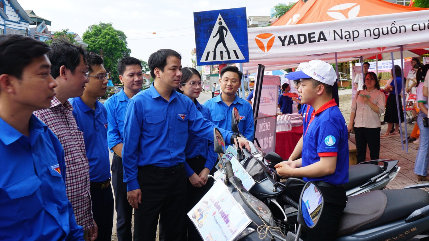 Bí thư T.Ư Đoàn Ngô Văn Cương thăm hỏi, động viên các đội hình tình nguyện Tiếp sức mùa thi Bí thư T.Ư Đoàn Ngô Văn Cương thăm hỏi, động viên các đội hình tình nguyện Tiếp sức mùa thi